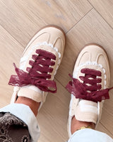 Lacets en dentelle bordeaux, autre vue