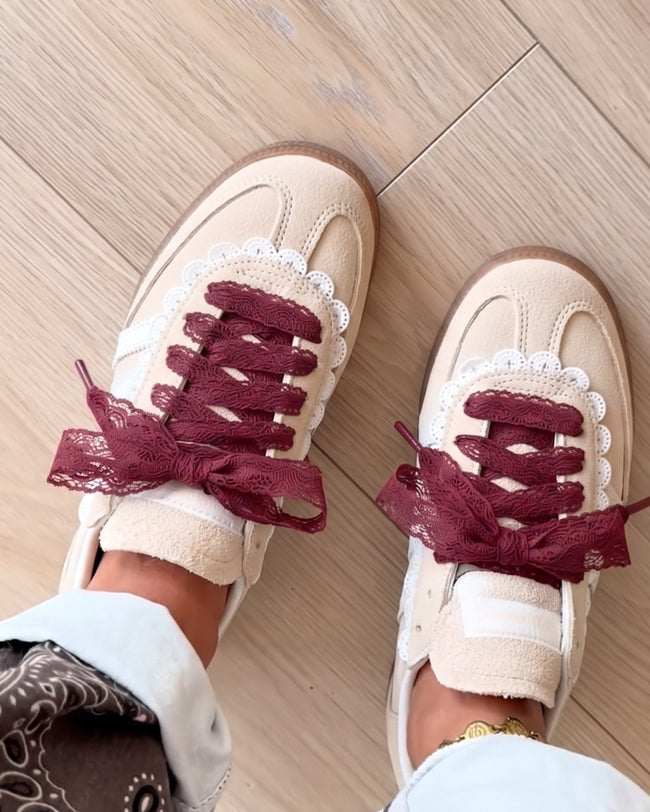 Lacets en dentelle bordeaux, autre vue