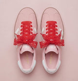 Lacets en dentelle rouges vus de dessus