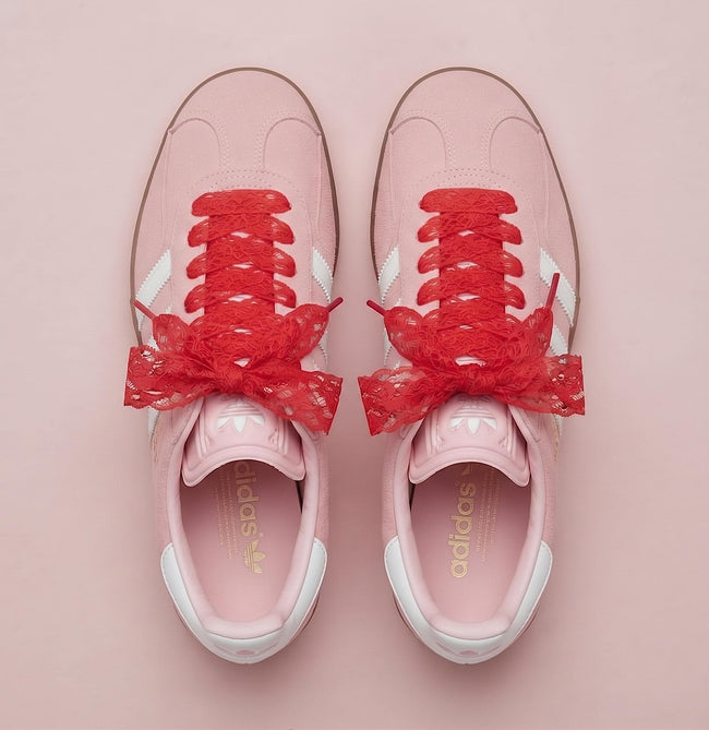 Lacets en dentelle rouges vus de dessus