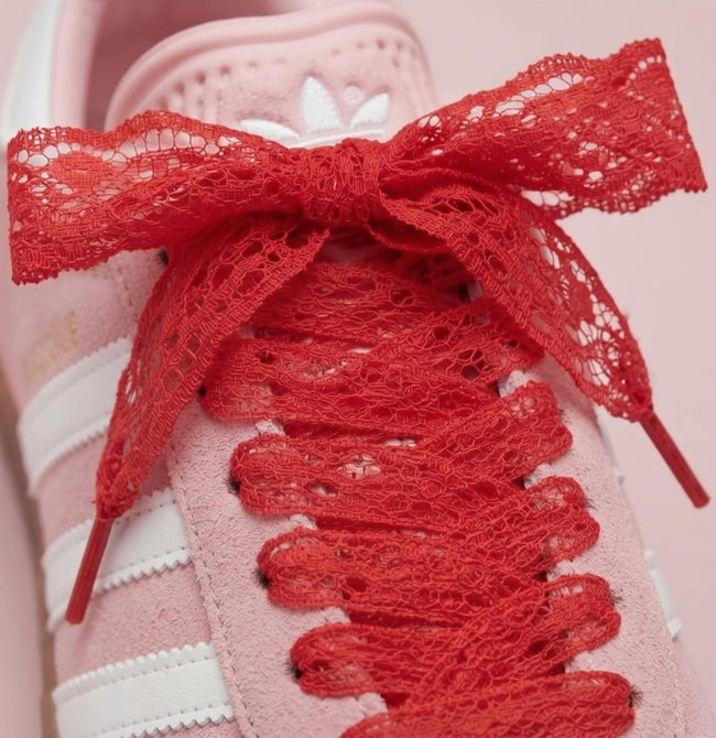 Lacets en dentelle rouges, noeud