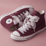 Lacets en dentelle blancs longs sur Converse bordeaux