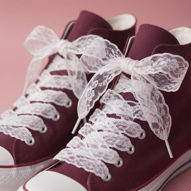 Lacets en dentelle blancs longs sur Converse montantes