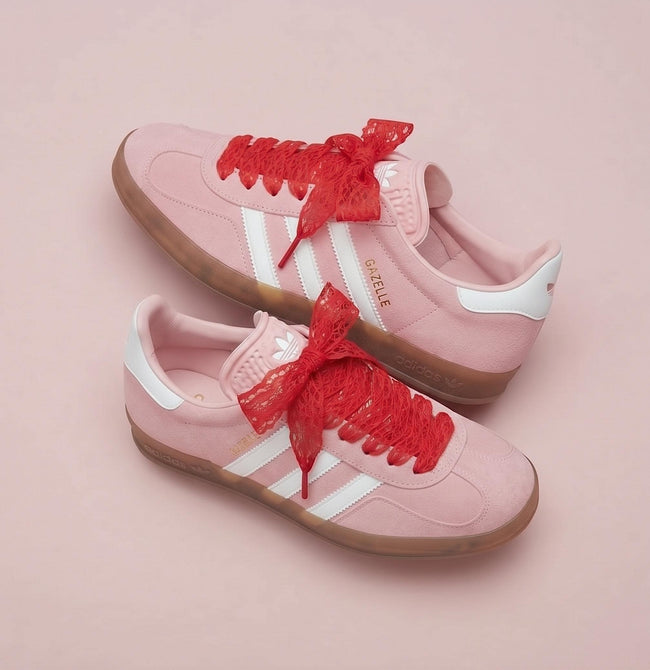 Lacets en dentelle rouges sur baskets roses