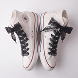 Converse blanches avec lacets en dentelle noirs