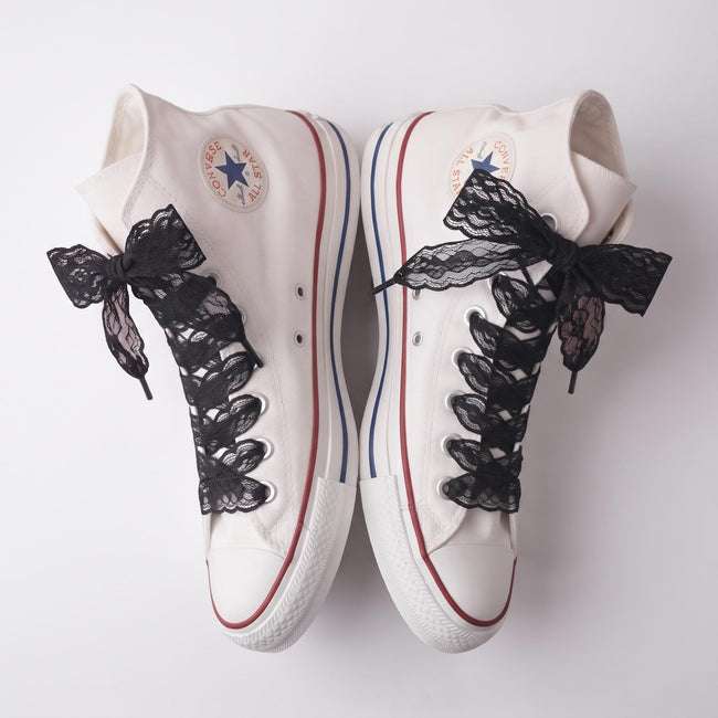 Converse blanches avec lacets en dentelle noirs