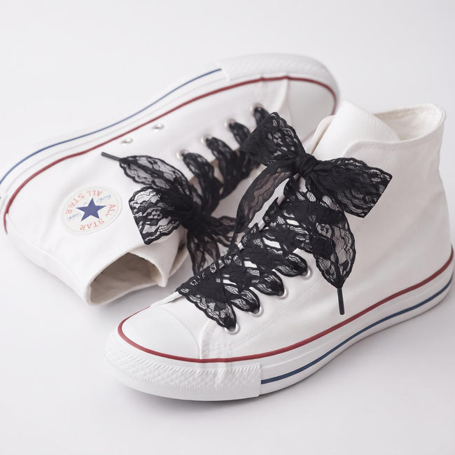 Lacets en dentelle noirs longs sur Converse montantes blanches