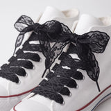 Lacets en dentelle noirs vus de dessus
