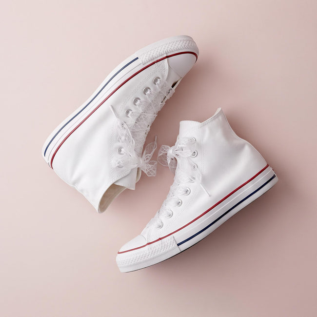 Converse blanches avec lacets en dentelle