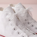 Noeud en dentelle blanche, détail