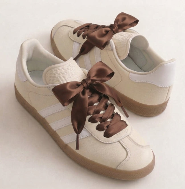 Lacets satin marron sur des baskets crème