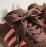 Gros plan du noeud en ruban satin marron