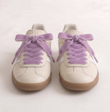 Paire de baskets crème avec lacets velours lilas, vue de face