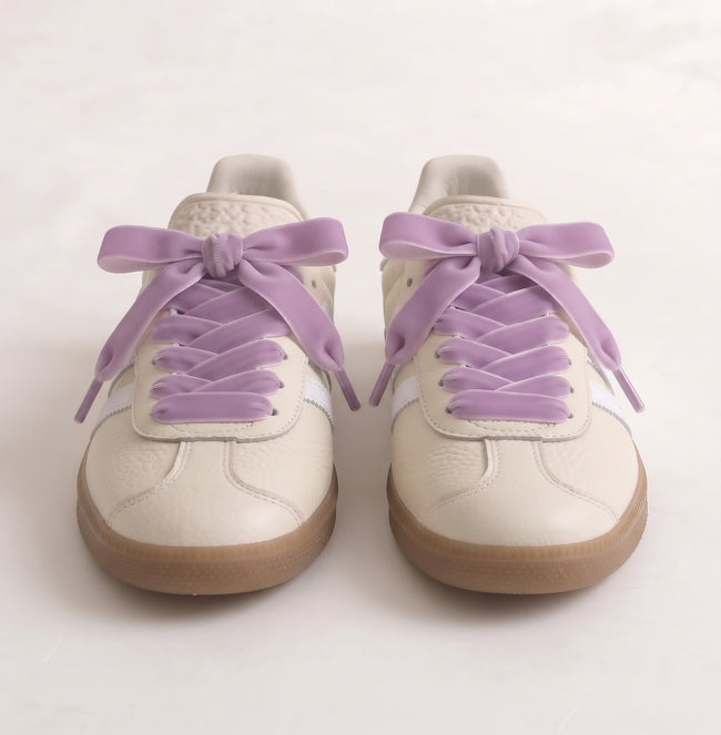 Paire de baskets crème avec lacets velours lilas, vue de face